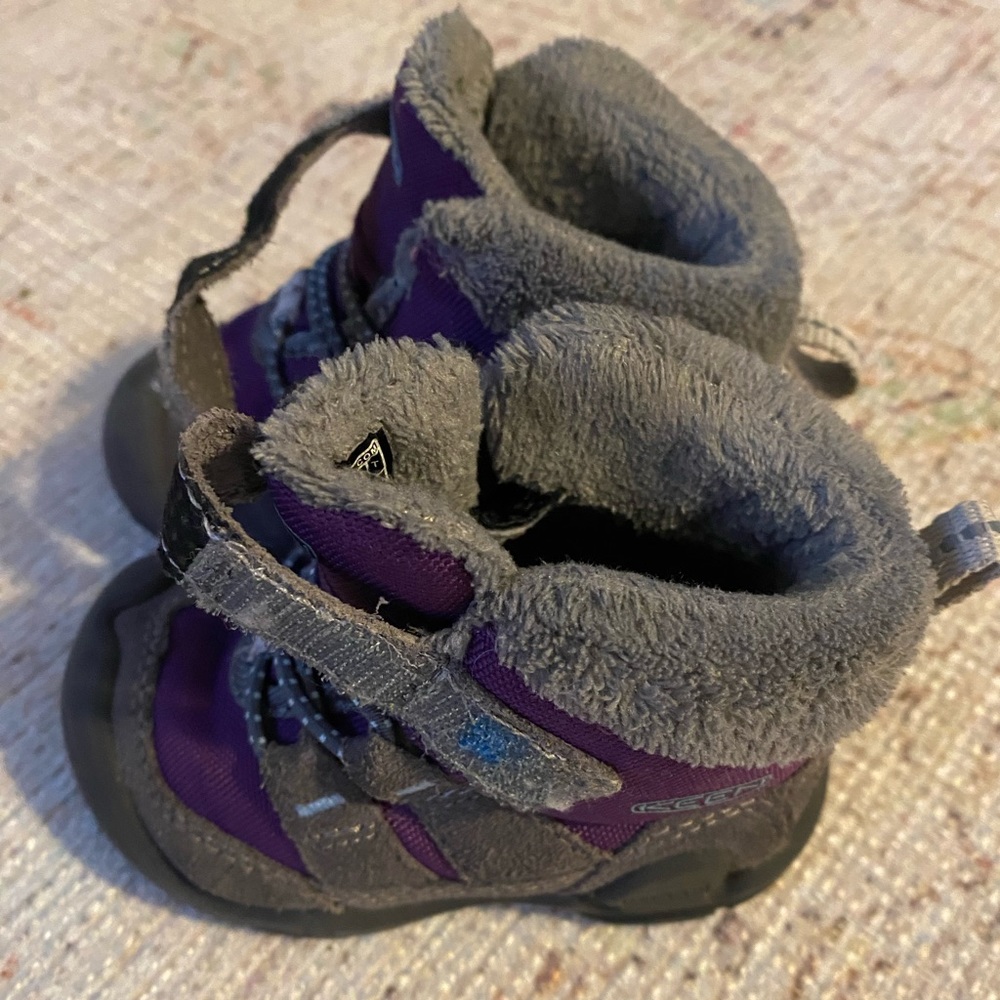 Infant Keens Size 4